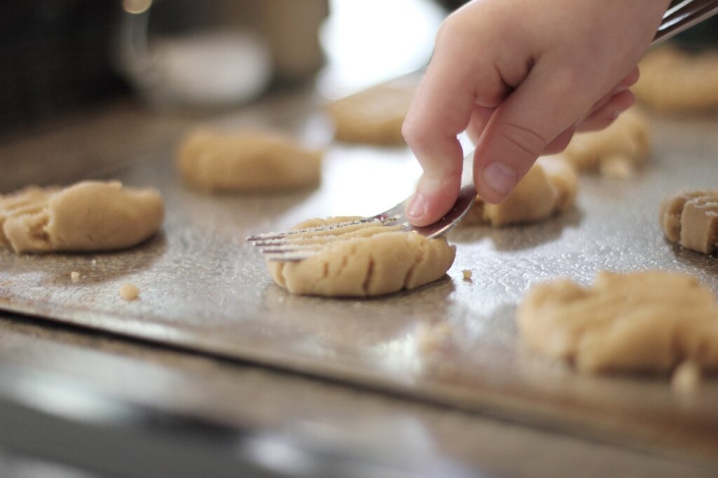 enfant avec une fourchette - pâtisserie